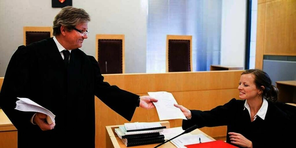 NEI: Palestinske Neda Ibrahim og familien hennes ble sendt ut av Norge. De får ikke komme tilbake, bestemte Oslo tingrett tirsdag. Familiens advokat Arild Karl Humlen (til venstre) gir et ark til advokat Kirsten Berger.