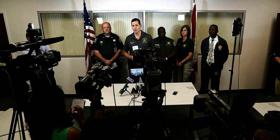 DRAP: En mann drepte datteren og seks barnebarn. Det skjedde i delstaten Florida i USA natt til fredag. Her forteller sheriff Robert Schultz hva som har skjedd.