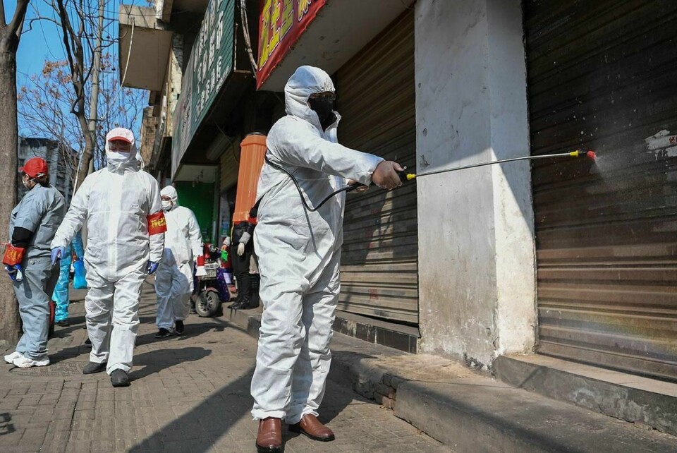 VIRUS: Over 1.000 personer har nå dødd av Wuhan-viruset i Kina. Bildet viser folk som renser stengte butikker i byen Wuhan.