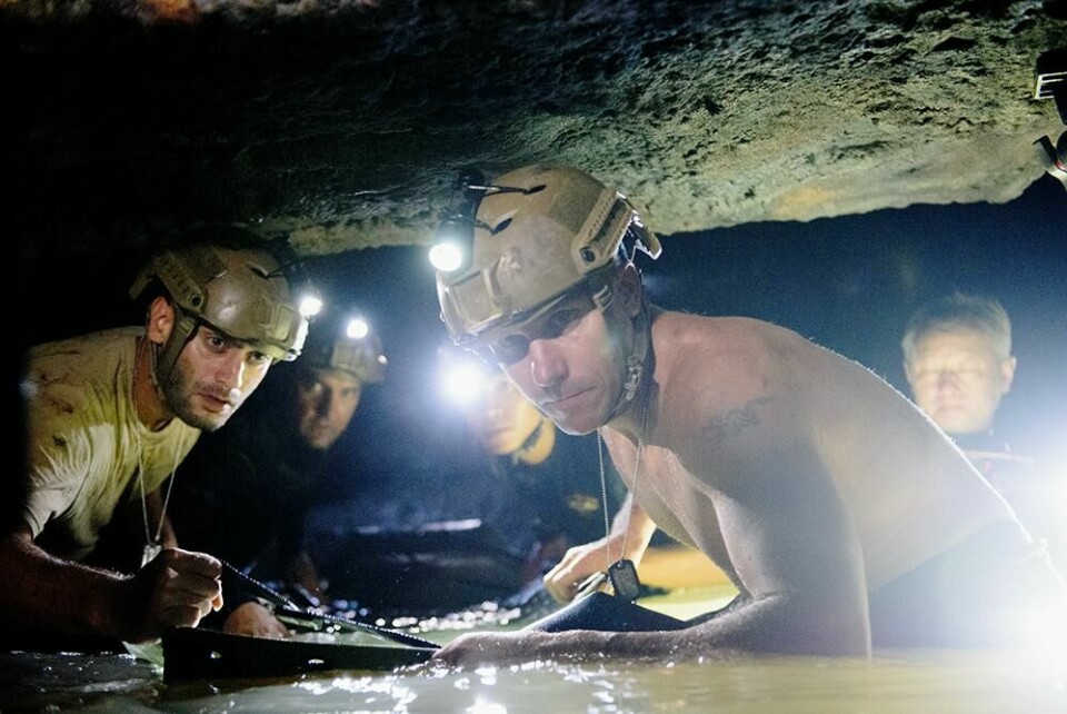 GROTTE: I 2018 ble 12 gutter og treneren deres innestengt i en grotte. Her er en scene fra filmen. Bildet viser dykkere som redder ut en gutt fra grotten i Thailand i en scene fra filmen.