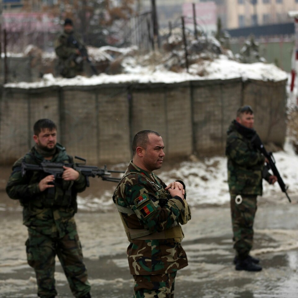 VOLDSBRUK: Afghanske sikkerhets-styrker holder vakt i Kabul. Det skjer etter et angrep som drepte 6 personer. Det skjedde denne uken. Nå tror Afghanistans president på fred.