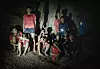 Bildet viser de 12 guttene som ble innestengt i en grotte i Thailand i 2018 i en scene fra filmen.
