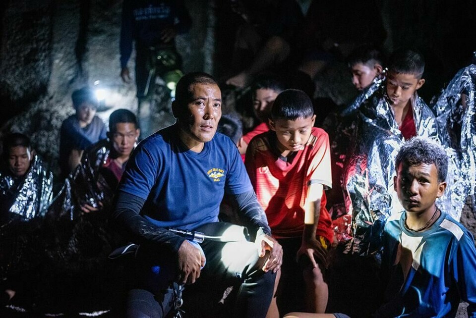 OVERSVØMT: 13 gutter og treneren deres ble innestengt i en oversvømt grotte i Thailand i 2018. Her er en scene fra filmen. Bildet viser de 12 guttene og treneren deres innestengt i en oversvømt grotte i Thailand i en scene fra filmen.