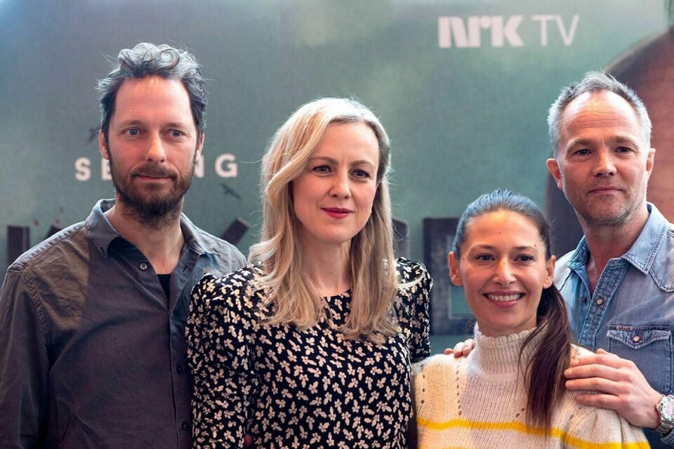 VIKINGER: Det er klart for mer humor om vikingenes hverdag. Pia Tjelta (nummer tre fra venstre) er ny skuespiller i den nye sesongen. Hun står sammen med Trond Fausa Aurvåg (fra venstre), Marian Saastad Ottesen og Jon Øigarden.