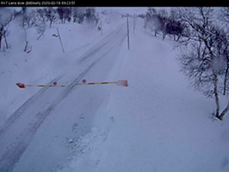 STENGT: Slik så det ut ved Leiro på riksvei 7 søndag. Veien er fortsatt stengt mandag.