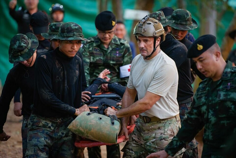 REDDET: De 12 guttene og treneren deres ble reddet ut av grotten. Her er en scene fra filmen. Bildet viser redningsmenn som frakter en av guttene ut av grotten i en scene fra filmen.