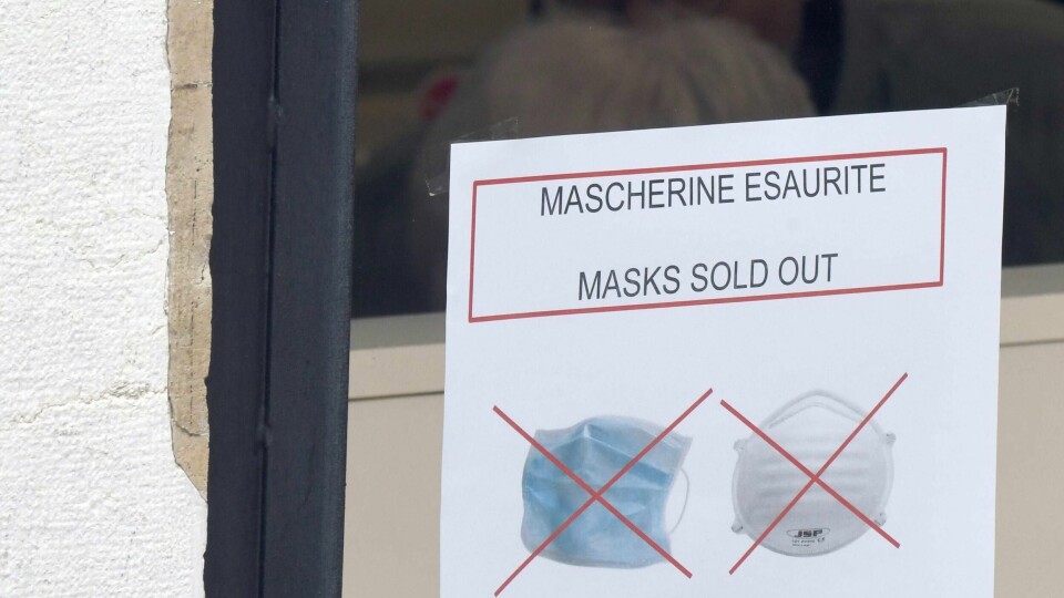 BESKYTTELSE: Folk frykter viruset covid-19. Her er masker allerede utsolgt. Viruset har spredd seg til flere land i Europa. Nå er en danske også smittet.
