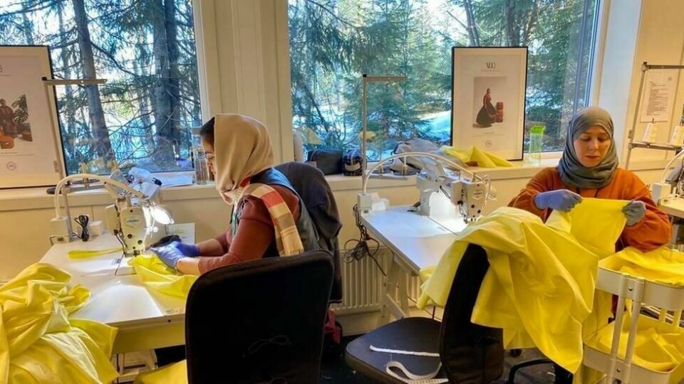 TRAVELT: Bedriften Sisters in Business fikk plutselig mye å gjøre. De syr smittevern-frakker til et sykehjem på Ringerike.