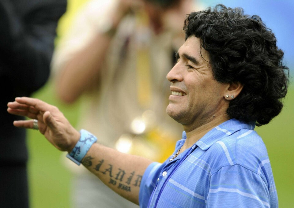 DØD: Diego Maradona døde etter en operasjon i hjernen. Nå er sju medisinske fagfolk tiltalt for drap.