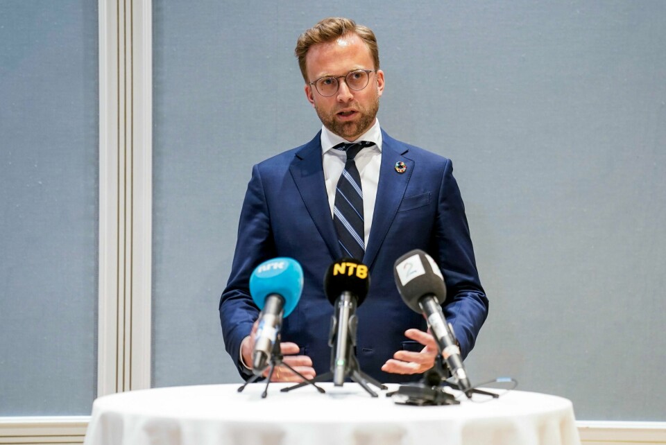 VANSKELIG: Det er vanskelig å få seg jobb i Norge som innvandrer. Kommunal og moderniserings-minister, Nikolai Astrup og regjeringen har satt inn nye tiltak som de håper vil hjelpe.