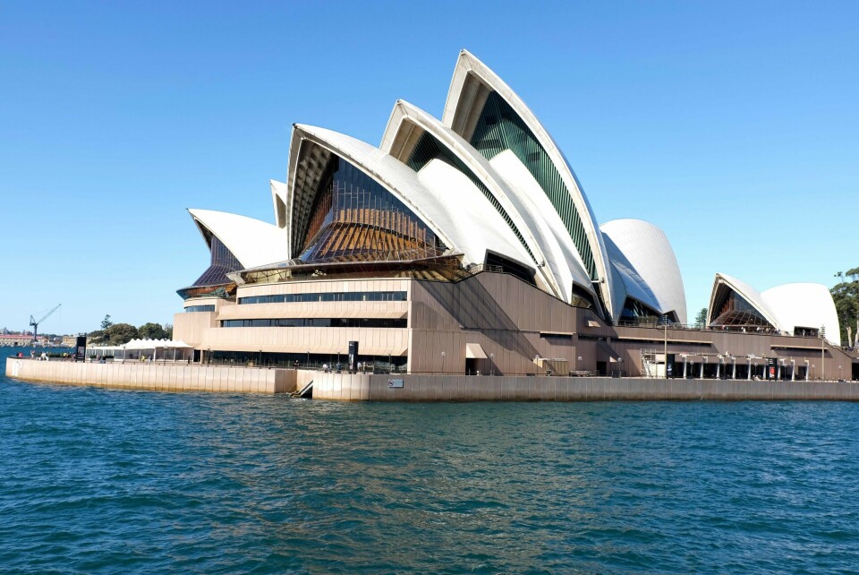 STENGT: Mange turister i Australia vil gjerne se operahuset i Sydney. Men det kan bli lenge til det blir mulig igjen. Landet kan være stengt for innreise ut neste år.
