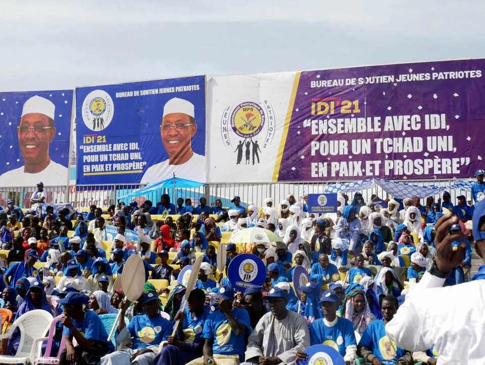 DØD: Presidenten i Tsjad døde i kamp mot opprørere. Idriss Déby var president i over 30 år. Her var hans tilhengere samlet 9. april 2021.