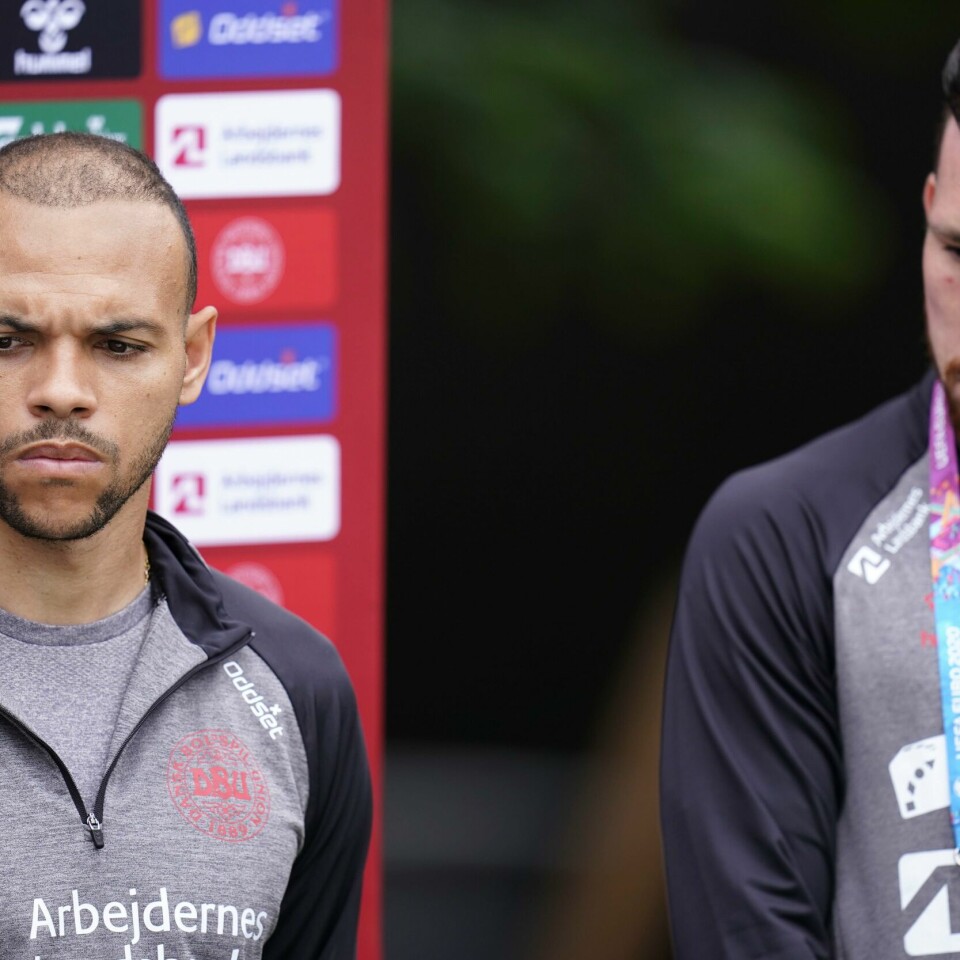 Under et pressemøte på mandag snakket lagkompisene til Christian Eriksen om hendelsen. Dette var første gang noen av de hadde snakket offentlig om det som skjedde på lørdag. Danmarks Martin Braithwaite (t.v.) og Pierre-Emile Højbjerg møtte pressen mandag. Torsdag er det ny kamp etter den sjokkartede opplevelsen for en hel fotballverden da Christian Eriksen kollapset med hjertestans. Foto: Liselotte Sabroe / Ritzau Scanpix / NTB
