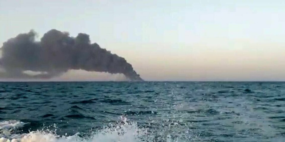 RØYK: Det iranske skipet Kharg begynte å brenne natt til onsdag. Til slutt sank skipet.