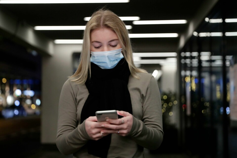 MOBIL: Nordmenn blir for tiden forsøkt svindlet på mobil. Telenor advarer folk mot å trykke seg inn på ukjente lenker. De yngste og eldste sliter mest med å skille mellom redaksjonelt og kommersielt innhold, viser en ny undersøkelse fra Medietilsynet. Illustrasjonsfoto: Berit Roald / NTB