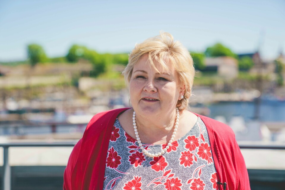 HÅP: Erna Solberg håper det vil bli mulig å fjerne kravet om karantene for folk som kommer fra Sverige i løpet av sommeren.