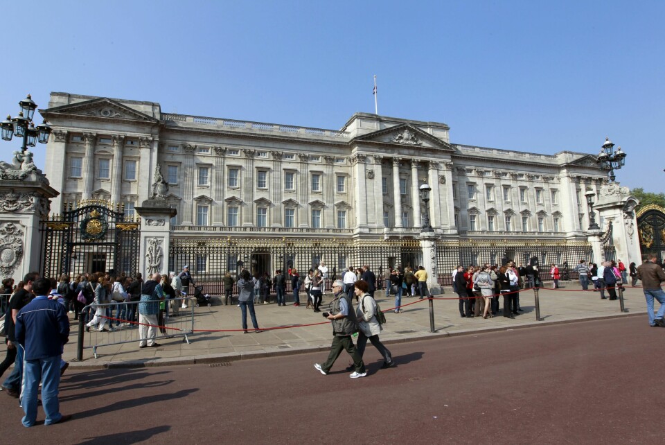 LONDON: Det skal ha vært umulig å få de beste jobbene på Buckingham Palace fram til slutten av 1960-tallet. Det viser dokumenter avisa The Guardian har fått. Det britiske hoffet skal ha drevet diskriminerende praksis i årtier, ifølge dokumenter som avisa The Guardian har fått tak i. Arkivfoto: Lise Åserud / NTB