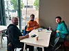 Bildet viser studentene Tom Stian Lenningsvik, Peder Kaalstad og Morten Amda Berg. De leser til muntlig eksamen på en kafé på Ensjø i Oslo.