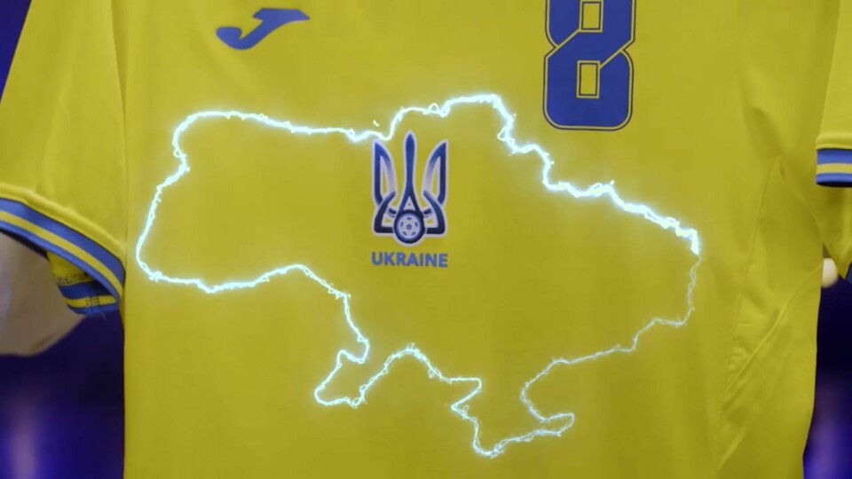 Russland var kritiske til Ukrainas fotballdrakt. På drakten har de landegrensene til Ukraina, og i tillegg har de tatt med Krim-halvøya som Russland har kontroll over. På ryggen står det også «Ære til heltene». Et uttrykk som blir brukt i militæret. Ukrainas EM-drakt har skapt store reaksjoner i Russland. Foto: AP / NTB