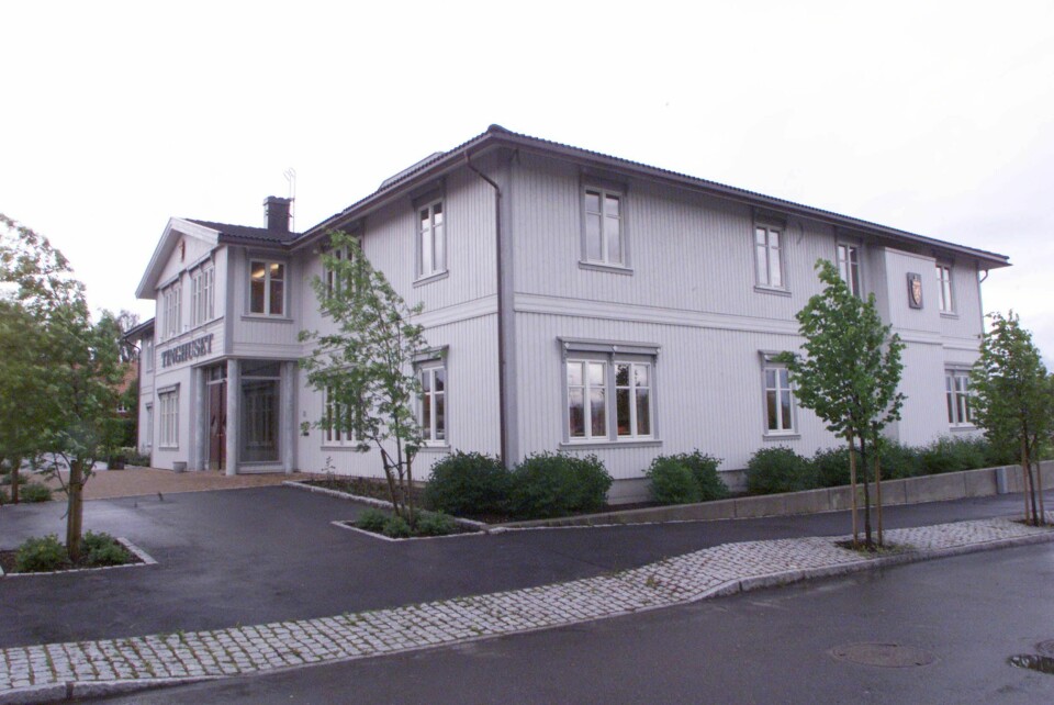 RETTSSAK: Østre Innlandet tingrett i Elverum startet tirsdag rettssaken mot tre personer. En far og hans to sønner er tiltalt for vold og trusler mot en norsk-somalisk familie. Østre Innlandet tingrett i Elverum startet tirsdag behandlingen av en sak der en far og to sønner er tiltalt for vold og trusler mot en norsk-somalisk familie i Elverum. Familien valgte til slutt å flytte fra byen. Foto: Morten Holm / NTB