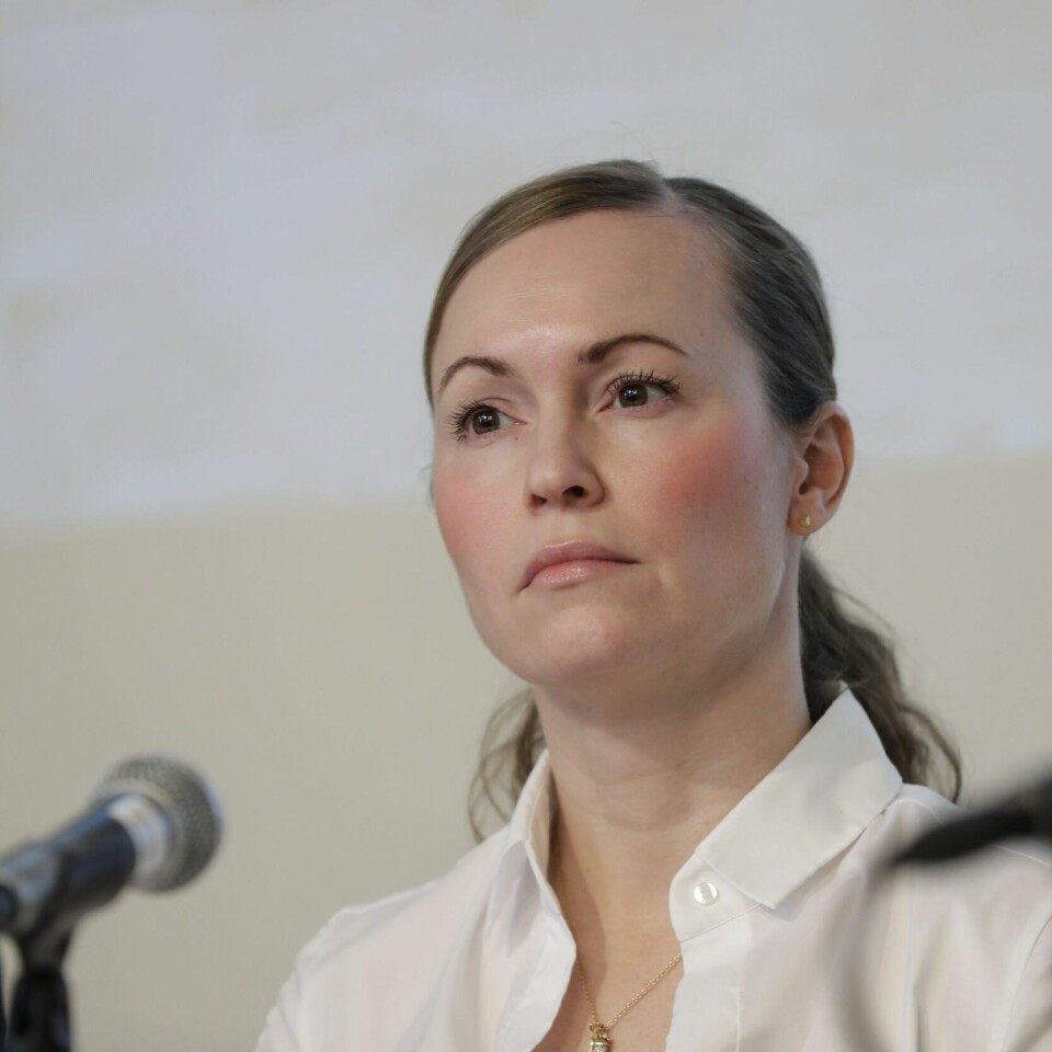 Hanne Blomberg i PST mener en gruppe som jobber for Kina gjorde dataangrep mot Norge sommeren for nesten tre år siden. Bildet er av Hanne Blomberg. Hun er sjef for kontraetterretning i Politiets sikkerhetstjeneste (PST). Foran henne er det to mikrofoner. Det er en grålig vegg bak henne.