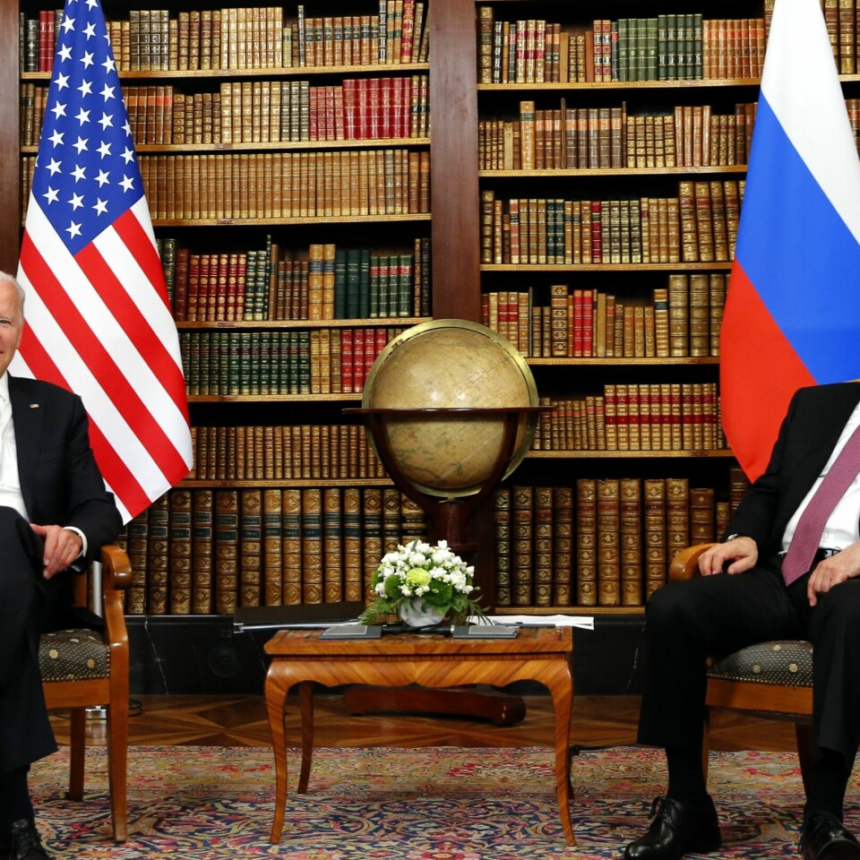 For første gang siden Joe Biden ble valgt som president, møter han Vladimir Putin. De møtes i en historisk bygning i Sveits. USAs president Joe Biden og Russlands president Vladimir Putin møttes i Genève onsdag. Foto: Denis Balibouse / AP / NTB