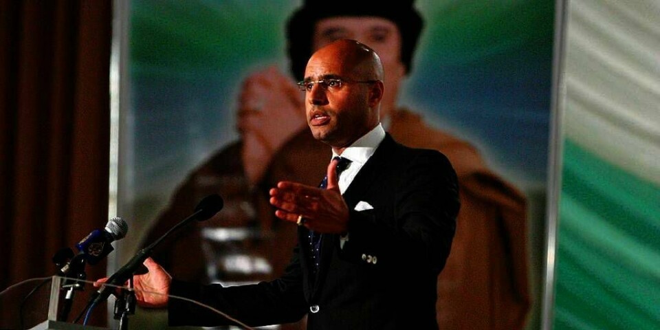 FLYKTER: Saif al-Islam er den eneste av Muammar Gaddafis sønner som fortsatt er fri i Libya. Nå vil han forsøke å flykte fra landet med falskt pass. Det hevder en kilde i overgangs-rådet i Libya.
