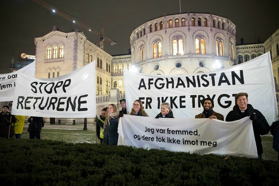 SØKER: Folk demonstrerte for å la unge asylsøkere få bli. 390 unge asylsøkere søkte igjen. Kun 139 får behandlet søknaden om igjen.