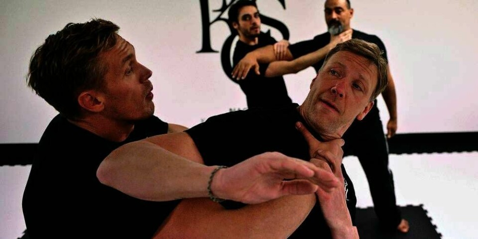 TRENER: Skuespiller Mikael Persbrandt har trent med spesial-soldater. Han spiller de farlige scenene i sin nye film selv. Det er en film om den hemmelige agenten Carl Hamilton.