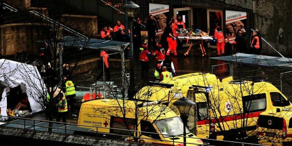 ANGREP: Mange ambulanser og hjelpe-arbeidere er i sentrum av byen Liège i Belgia. De hjelper ofrene etter et angrep med granater.