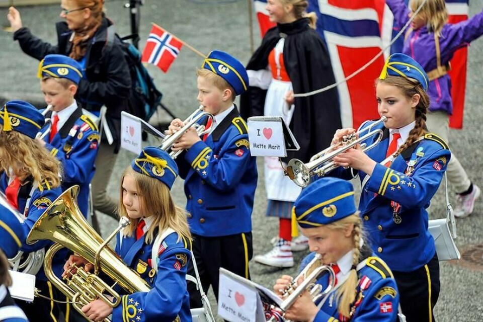 LOVE: Skolekorpset hilste kongefamilien om morgenen på 17. mai i Skaugum i Akershus.