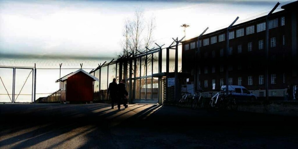 Advokat Geir Lippestad (til høyre) og Tord Jordet på vei inn på Ila fengsel. De skal til møte med Anders Behring Breivik. Den terror-siktede har tre celler i fengselet.