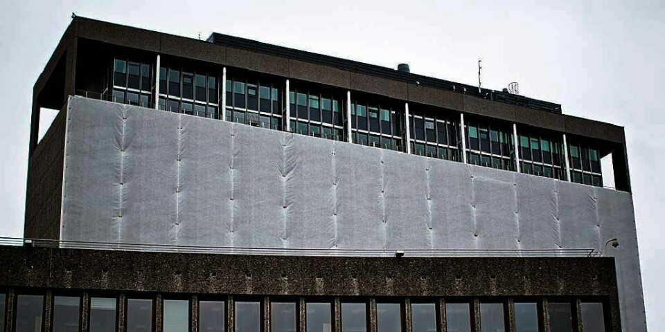 FREDES:  Riksantikvar Jørn Holme krever at høyblokken fredes. Her hadde statsministeren sitt kontor. Bygningen fikk store skader i terror-angrepet 22. juli.