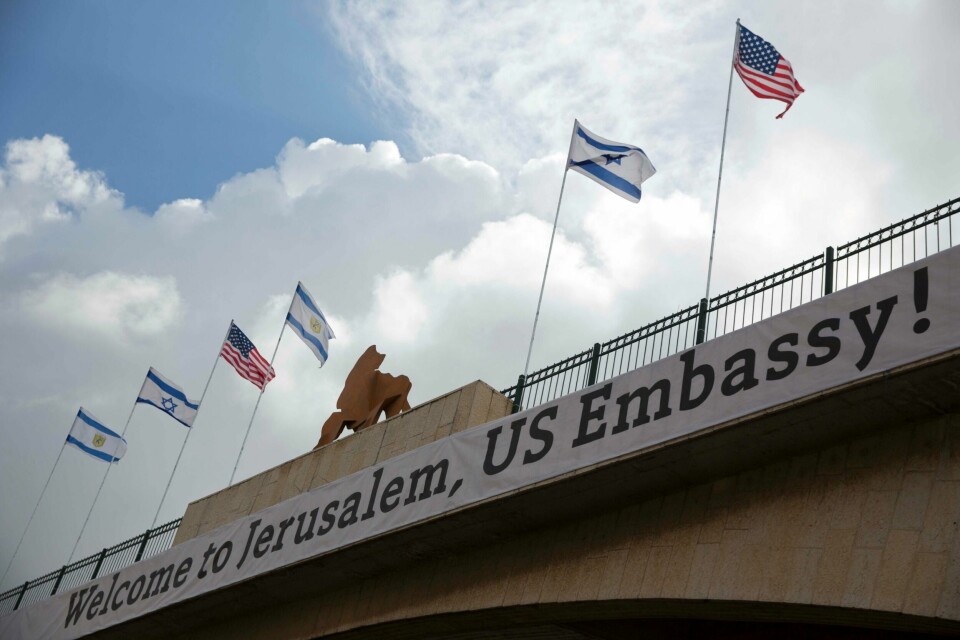 VELKOMMEN: Bildet viser et skilt på en bro i Jerusalem. «Velkommen til Jerusalem, USAs ambassade!» står det. Mandag flytter ambassaden til byen fra Tel-Aviv.