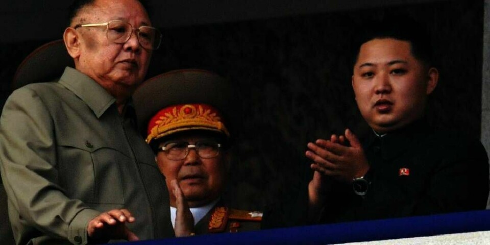 DØD: Kim Joung-il ( til venstre) ledet Nord-Korea. Han døde lørdag. Nå skal sønnen Kim Jong-un ( til høyre) lede landet.