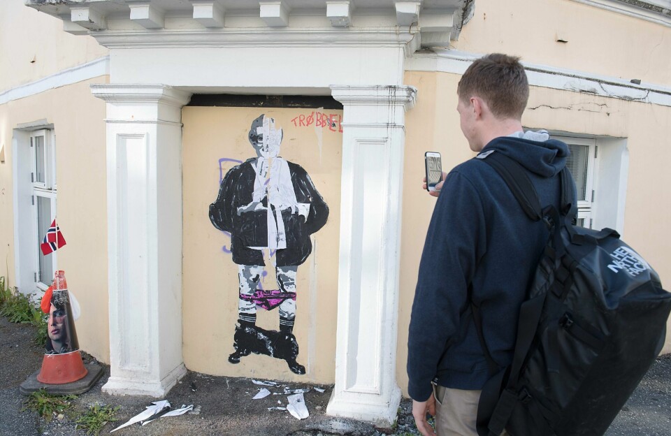GATEKUNST: Et nytt bilde i Bergen viser Trine Skei Grande med buksene nede.