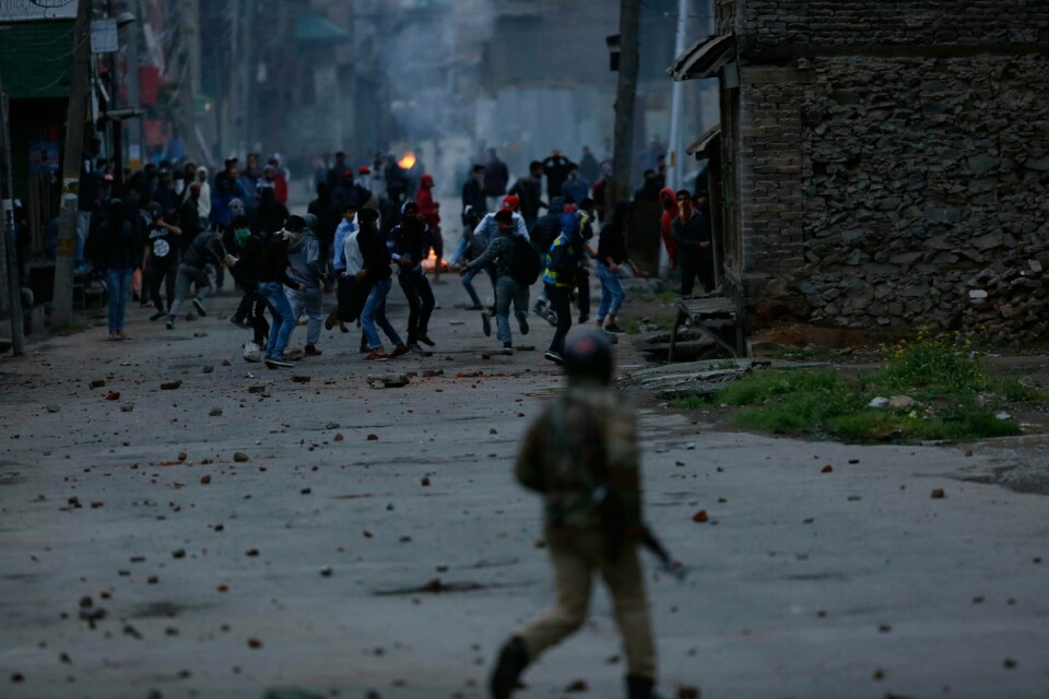OPPRØR: Det er uro i Kashmir. Området er delt mellom Pakistan og India. En turist ble steinet til døde tirsdag.