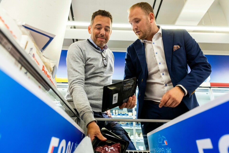 UTGÅTT: Rema vil selge mer kjøtt som er gått ut på dato. Landbruksminister Jan Georg Dale (til høyre) liker forsøket. Her er han med kjøpmann Roger Majdek på Rema 1000 på Ensjø i Oslo.