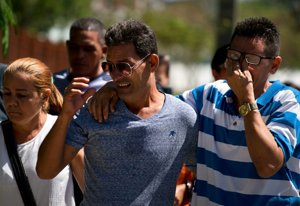 SØRGER: 111 personer er døde etter flyulykken på Cuba. Folk sørger over slektningene sine.
