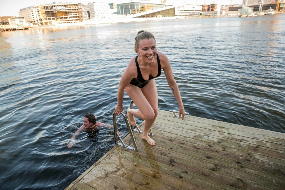 VARME: Kanskje vil flere våge seg ut i vannet det neste døgnet. Det er meldt oppunder 30 grader flere steder i landet.