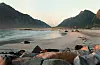 Bildet viser en strand i Flaksvik kommune i Lofoten.