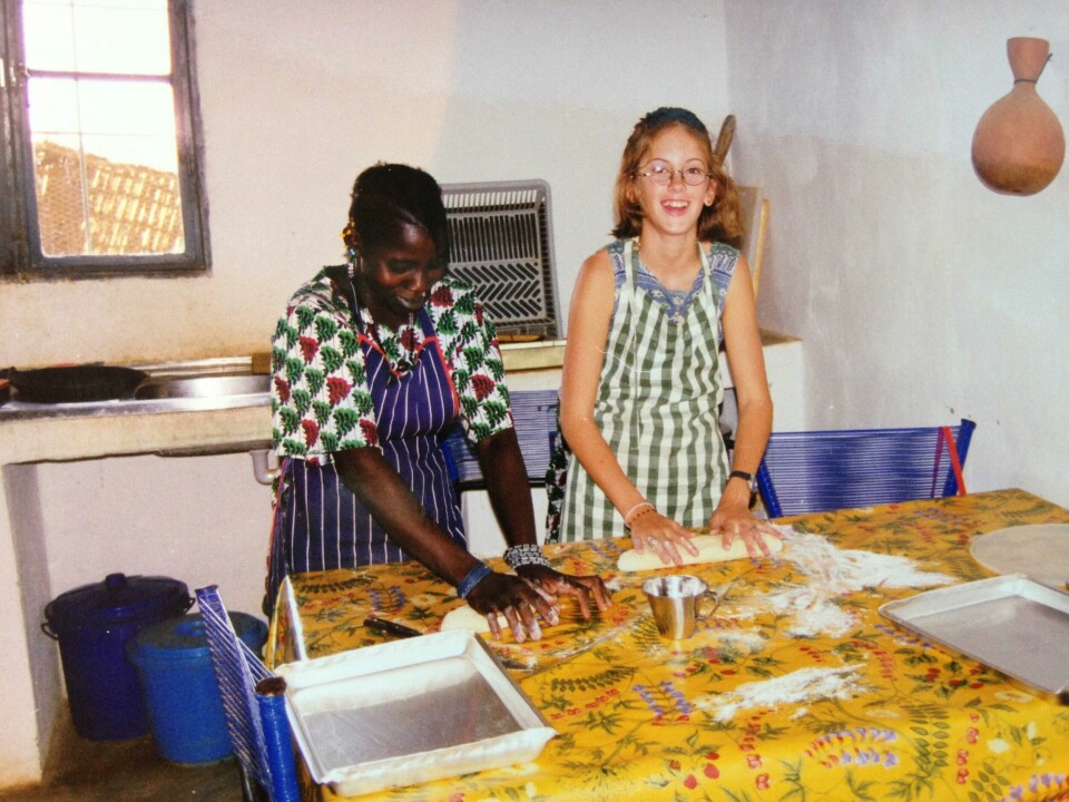 VENNER: Live Roaldseth Horsth bodde i Mali fra hun var 11 år til hun var 15 år gammel. Hun sier det var lett å få venner der. Hun bodde der fra 1996 til år 2000. Bildet viser Live Roaldseth Horsth i Mali. Hun lager mat sammen med en lokal kvinne.