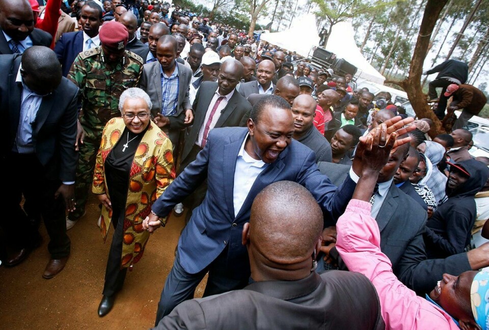 STØTTE: Uhuru Kenyatta er president i Kenya. Her hilser han på folk som støtter ham.