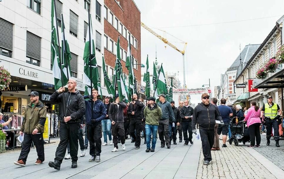 MARSJERTE: Folk fra gruppa Den nordiske motstands-bevegelsen marsjerte i Kristiansand. De hadde ikke søkt om lov.