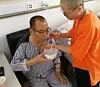 Bildet viser Liu Xiaobo som får hjelp av noen på et sykehus.