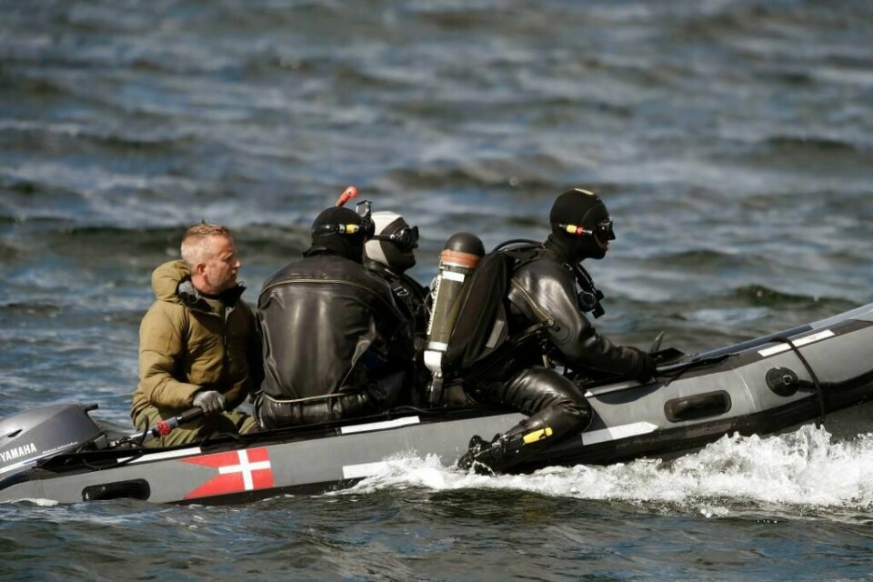 LETER: Det var liket etter svenske Kim Wall som ble funnet i sjøen utenfor Kim Wall. Nå leter dykkere etter resten av kroppen hennes.
