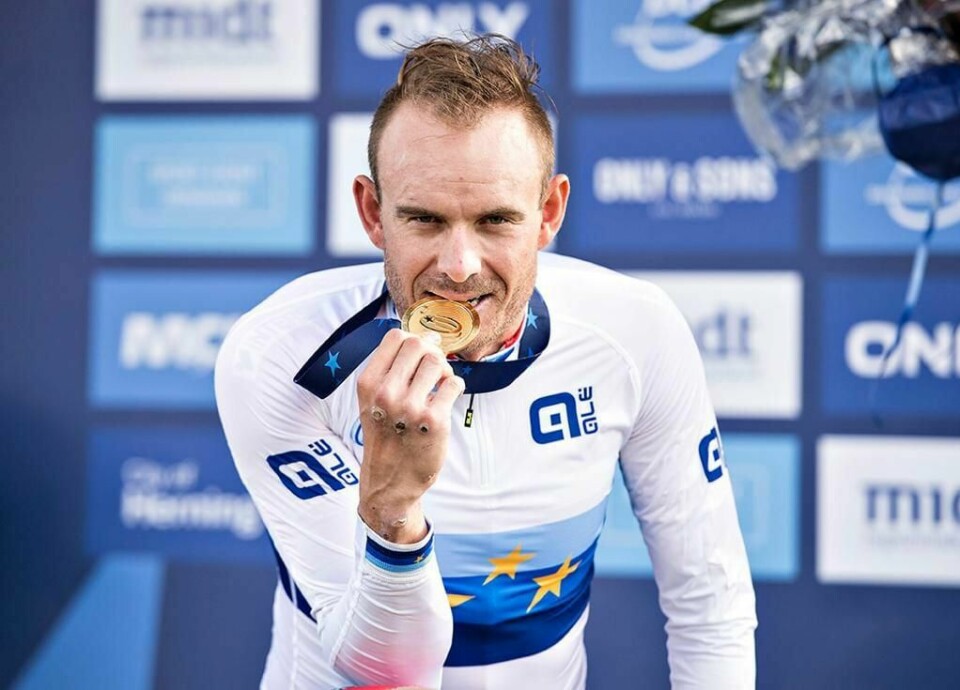 GULL: Alexander Kristoff smaker på gullmedaljen. Han vant EM i sykling søndag.