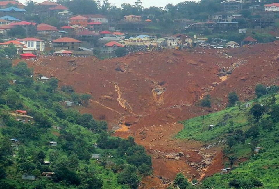 SKRED: Redningsarbeidere hjelper folk i bydelen Regent i Freetown.