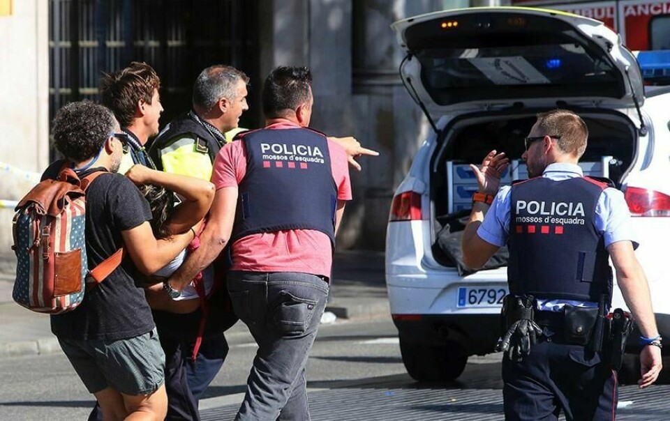 SKADD: En skadd person bæres bort i Barcelona i Spania. Flere er drept og over 30 skadd i et terrorangrep torsdag.