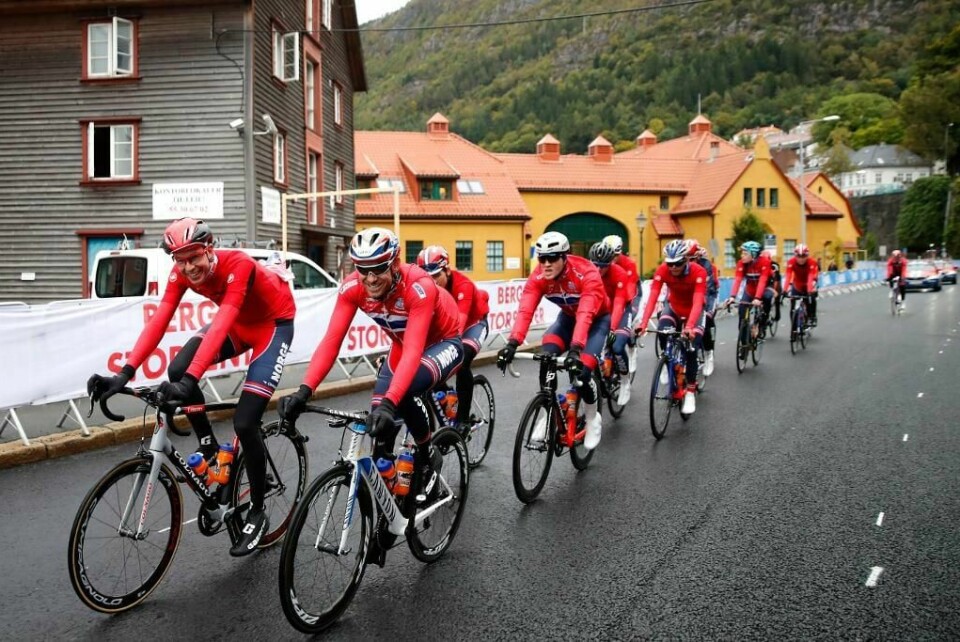 VM: Det norske laget har en god plan for fellesstarten for menn søndag. Her trener de i gatene i Bergen.